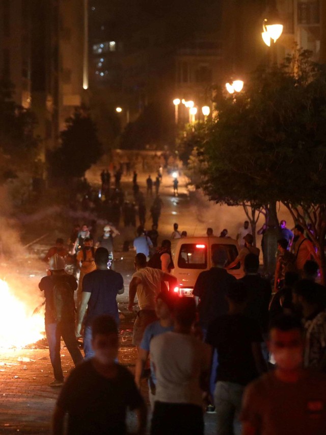 Kerusuhan akibat protes di dekat gedung parlemen Lebanon. Foto: Mohamed Azakir/Reuters