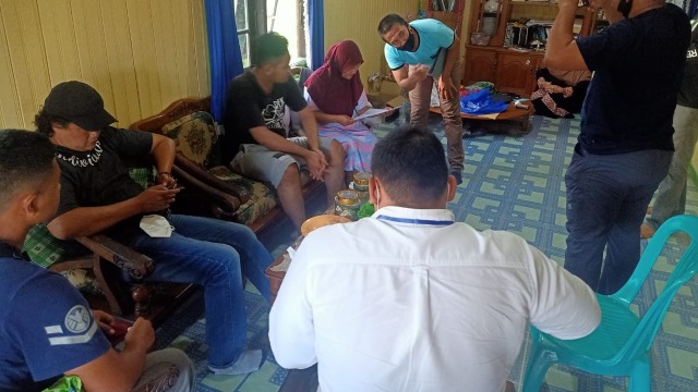 Foto: Penampakan 'Gilang Bungkus' Kain Jarik Saat Ditangkap Polisi di Kapuas (256191)