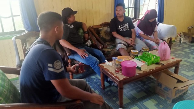 Polisi saat menangkap 'Gilang Bungkus' kain jarik di Kapuas, Kalteng. Foto: Satreskrim Polres Kapuas