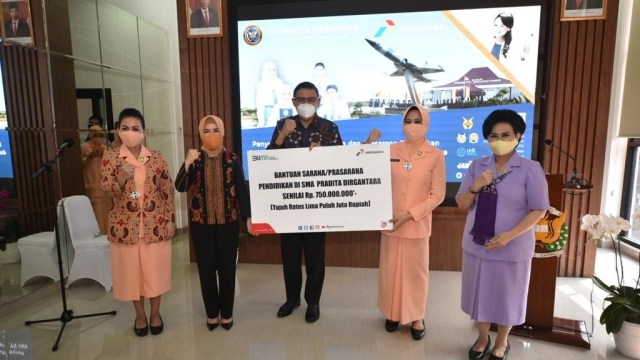Pertamina beri bantuan pendidikan ke SMA binaan TNI AU. Foto: Pertamina