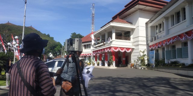 Tim peneliti Fakultas Teknik Universitas Brawijaya saat melakukan perekaman digital bangunan cagar budaya di Balai Kota Malang. Foto: Ulul Azmy.