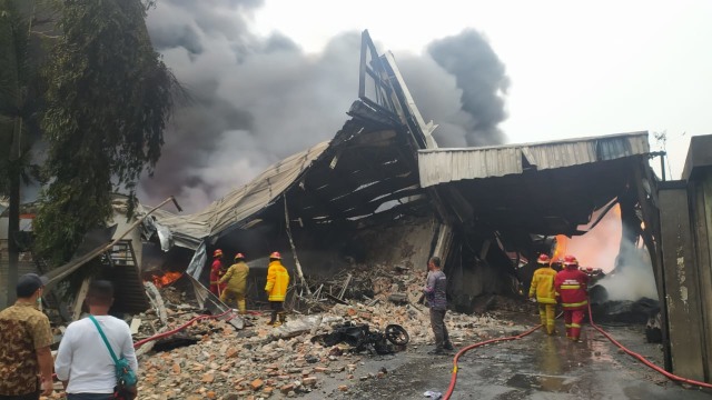 Kebakaran pabrik di kawasan Industri Sentul, Bogor, Jumat (7/8). Foto: Dok. Istimewa
