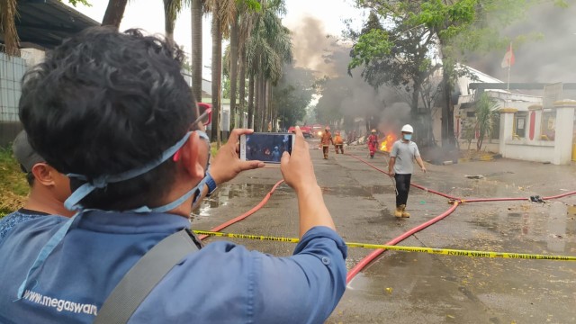 Kebakaran pabrik di kawasan Industri Sentul, Bogor, Jumat (7/8). Foto: Dok. Istimewa