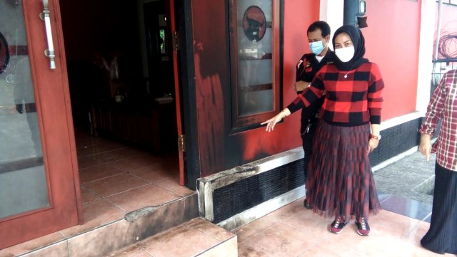 Kondisi kantor DPC PDIP Cianjur usai dilempari bom molotov. Foto: Dok. Istimewa