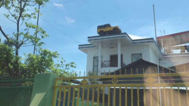Anti-maling, Motor hingga Mobil Diparkir di Atap Rumah Ini Bikin Netizen Mikir (1)