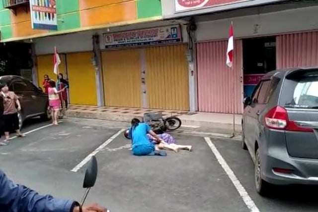 Video seorang nenek diduga terjatuh dari lt 4 Ruko Penuin Centre. (Foto: tangkapan video)