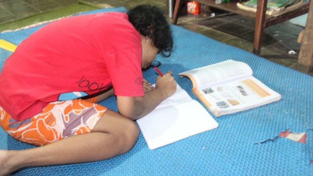 Vea, gadis 11 tahun yang cacat kaki di Blora, Jawa Tengah. Foto: Dok. Istimewa