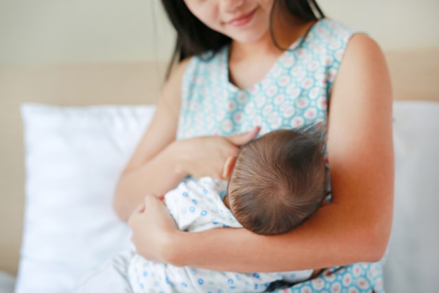 Ilustrasi ibu menyusui bayi. Foto: Shutterstock