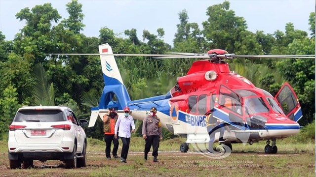 Bantuan helikopter dari BNPB untuk membantu penyaluran bantuan ke daerah terisolir akibat bencana banjir bandang yang menerjang di Bolsel (foto: dinas kominfo bolsel)