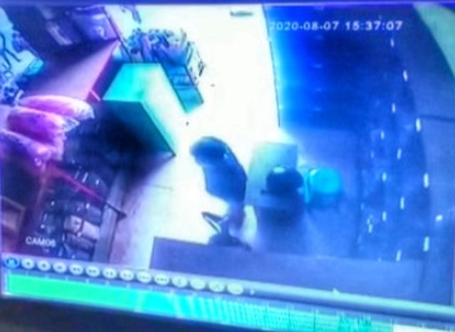 Tangakapan layar CCTV pencurian uang di Toko Rejeki Maumere, Jumat (7/8/2020). Sumber: istimewa.