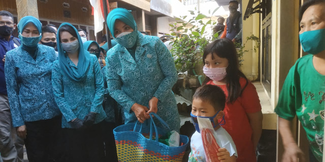 Istri Mendagri Tri Suswati bersama Ketua TP PKK Jawa Timur Arumi Bachsin membagikan masker langsung kepada warga Kampung Kauman Heritage, Kota Malang, Jumat (7/8). Foto: dokumen.