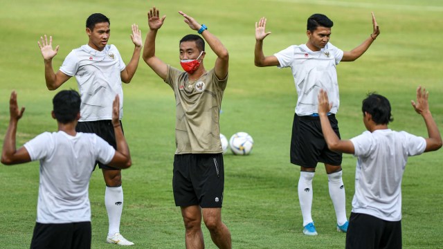 Sejumlah pemain tim nasional Indonesia senior berlari saat mengikuti latihan di Stadion Madya, Kompleks Gelora Bung Karno, Senayan, Jakarta, Jumat (7/8/2020).  Foto: M RISYAL HIDAYAT/ANTARA FOTO