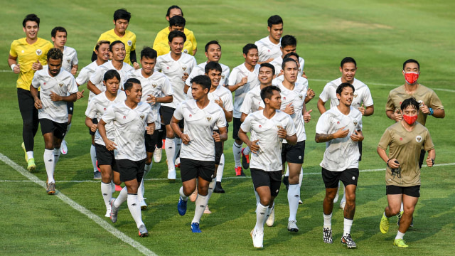 Sejumlah pemain tim nasional Indonesia senior melakukan perenggangan saat mengikuti latihan di Stadion Madya, Kompleks Gelora Bung Karno, Senayan, Jakarta, Jumat (7/8/2020).  Foto: M RISYAL HIDAYAT/ANTARA FOTO