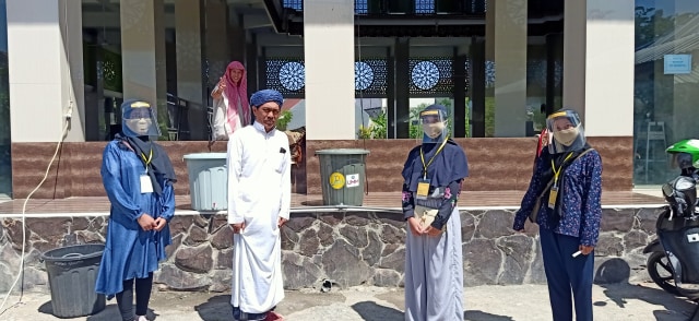 Foto Tim PMM UMM Sampang bersama pengurus masjid Irsadus Sholihin Sampang saat menyerahkan alat "cuci tangan social distancing"