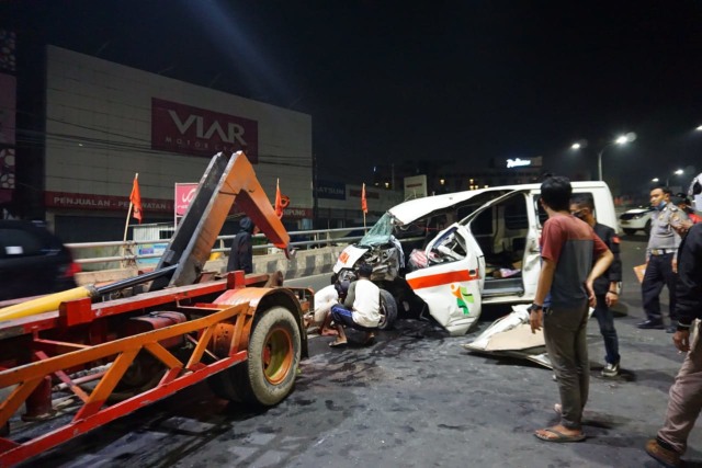 Mobil Ambulans Alami Kecelakaan Tunggal di Fly Over MBK, Kendaraan Rusak Parah (346494)
