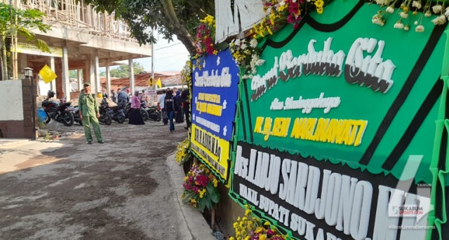Karangan bunga untuk almarhumah Reni Marlinawati, di sekitar rumah duka di Kampung Cimajagirang, Desa Cimaja, Kecamatan Cikakak, Kabupaten Sukabumi. | Sumber Foto:Nandi