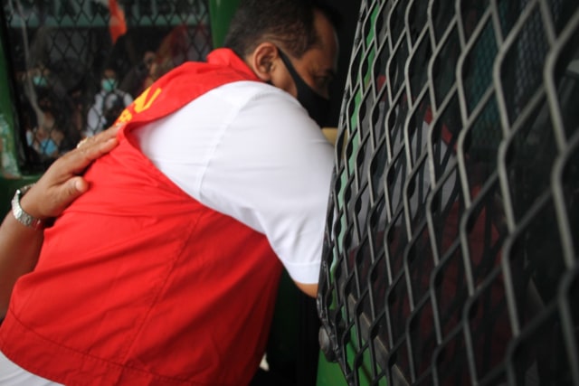 Sekwan Batam, Asril digiring oleh pihak Kejari Batam. Foto: Zalfirega/kepripedia.com