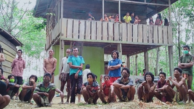 Orang Rimba saat berkumpul di kantor lapangan KKI Warsi Jambi untuk menerima bantuan Covid 19 dari Kementrian Sosial. (Foto: KKI Warsi)