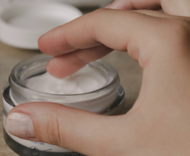 5 Kesalahan saat Memakai Eye Cream yang Bikin Hasilnya Jadi Tak Maksimal (405945)