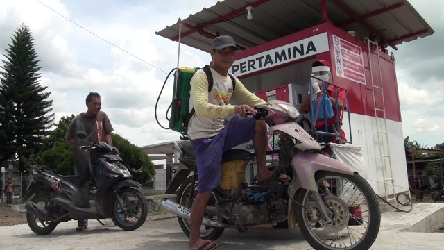 Masyarakat desa mengisi bahan bakar sepeda motornya di Pertashop Pertamina. Foto: Dok. Pertamina
