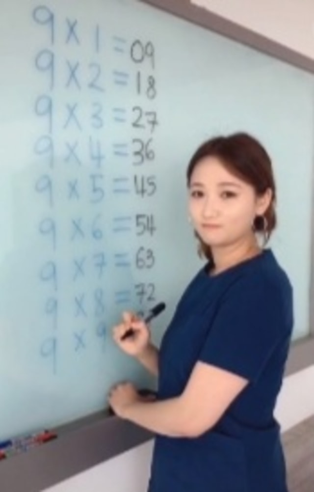 Viral wanita asal China bagikan tips cara menyelesaikan perkalian sembilan dengan mudah. (Foto: TikTok/Tangkapan Layar @live_dental)