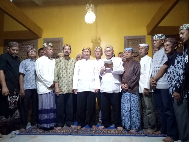 Keluarga besar Martesinga yang merupakan keturan Sultan Sepuh IV Raja Amir Sena Muhammad Jaenuddin menyampaikan deklarasi menyikapi situasi di Keraton Kasepuhan Cirebon. (Juan)