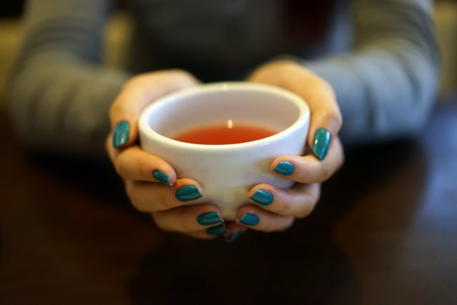 Ilustrasi meminum teh. Foto: Pixabay. 