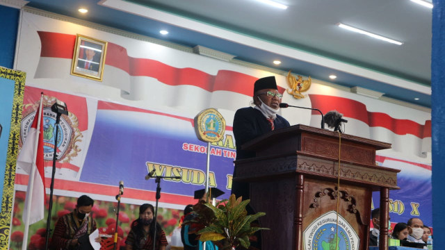 Ketua Badan Pendidikan Karya Bangsa, Dr Drs YAT Lukman Riberu menegaskan wisuda dilakukan sesuai protokol kesehatan meski Sintang sudah zona hijau. Foto: Yusrizal/Hi!Pontianak 