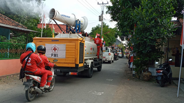Palang Merah Indonesia (PMI) Kabupaten Tegal terus melakukan penyemprotan disinfektan di sejumlah titik strategis. 
