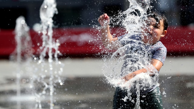Foto: Gelombang Panas, Anak-anak di Belgia Dinginkan Suhu Tubuh di Air Mancur (3)