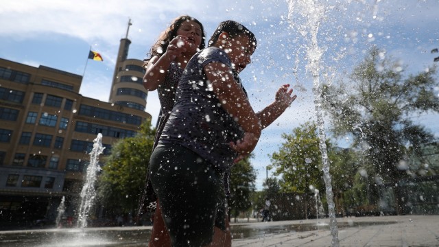 Foto: Gelombang Panas, Anak-anak di Belgia Dinginkan Suhu Tubuh di Air Mancur (1)