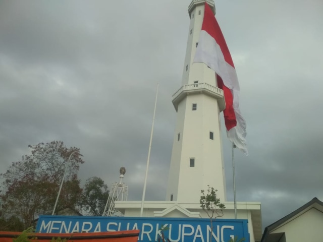 Pengibaran bendera merah putih raksasa di Menara Suar Kupang. Foto: istimewa.