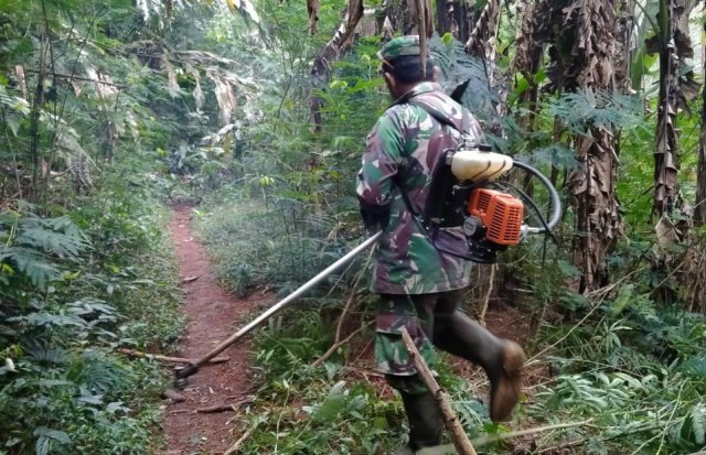 Sejumlah petugas maupun relawan membuat sekat bakar sebagai antisipasi jika terjadi karhutla di kawasan Gunung Ciremai Kabupaten Kuningan, Jawa Barat. (Ciremaitoday)