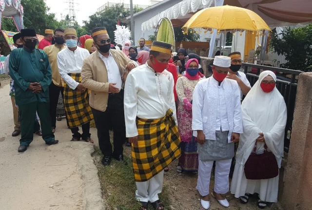 Pengantin Pria di Batam Kendarai Bentor Merah Putih ke Pelaminan (196868)