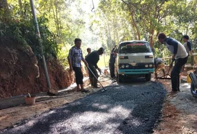 Aktivitas pembangunan jalan poros perdesaan di Desa Cipeundeuy Kecamatan Bantarujeg, Majalengka, Jawa Barat. (Oki Kurniawan)