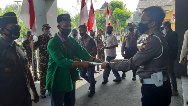  Sebanyak 30-an anggota Pimpinan Cabang (PC) Gerakan Pemuda (GP) Ansor Solo mendatangi Mapolresta Surakarta, Minggu (09/08/20). Mereka memberikan pernyataan sikap atas kasus penganiayaan sekelompok orang di Kampung Mertodranan 