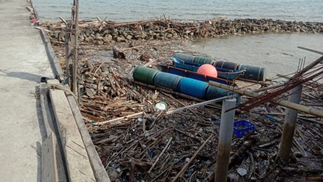 Sampah di pinggir pelabuhan Penage, Desa Air Ringai, Serasan Timur. Foto: Istimewa