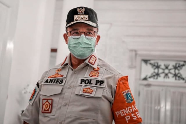 Gubernur DKI Jakarta, Anies Baswedan, mengenakan seragam Satpol PP saat inspeksi restoran di Jakarta. Foto: Instagram Anies Baswedan