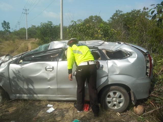 ﻿﻿﻿Personil Satlantas Polres Bintan memeriksa kondisi mobil dinas Dokter RSUP RAT. Foto: Istimewa