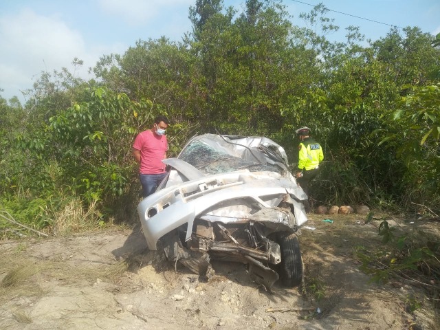 Akibat Pecah Ban, Mobil Dinas Dokter Terguling di Lintas Barat Bintan (25980)