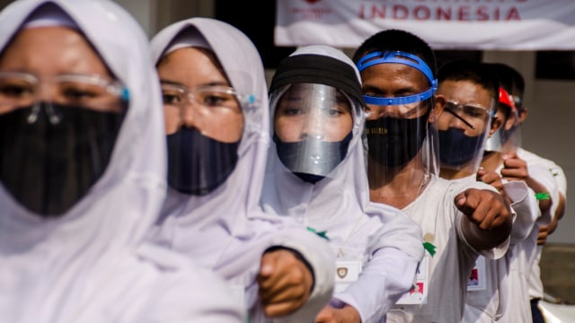 Tim Paskibaraka Kota Bandung melakukan latihan menggunakan masker dan pelindung wajah di Balai Kota Bandung, Jawa Barat, Minggu (9/8). Foto: Novrian Arbi/ANTARA FOTO