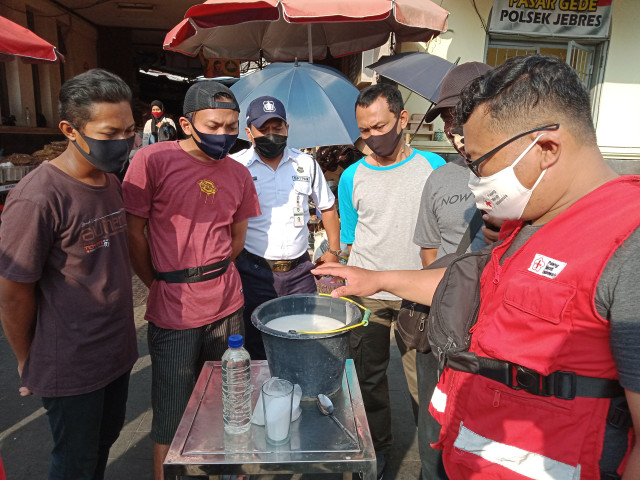 PMI Solo Sosialisasikan Pembuatan Sabun Cuci Tangan di Pasar Gede (40051)