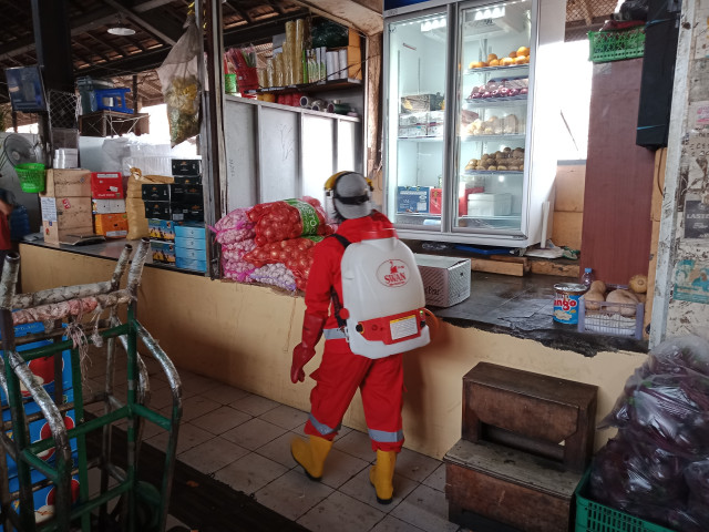 PMI Solo Sosialisasikan Pembuatan Sabun Cuci Tangan di Pasar Gede (40052)