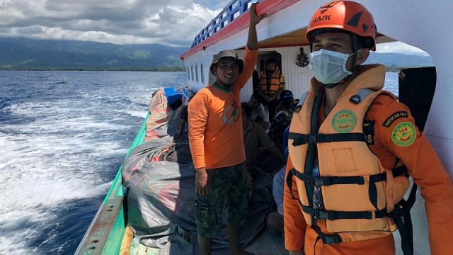 Pencarian tim SAR terhadap seorang nelayan paruh baya yang hilang di Perairan Teluk Tomini, Parigi Mautong, Sulteng. Foto: Istimewa