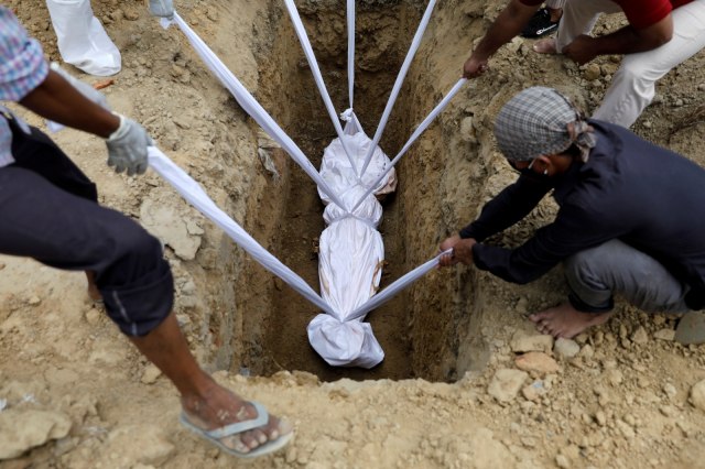 Foto: Melihat Pemakaman Korban Corona di India (155801)
