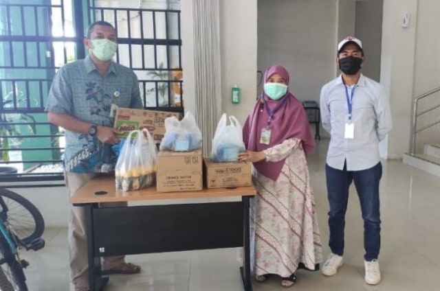 Anggota DPRD Kepri, Suryani menyerahkan bantuan nutrisi dan multivitamin kepada BTKLPP Batam (Foto:ist)
