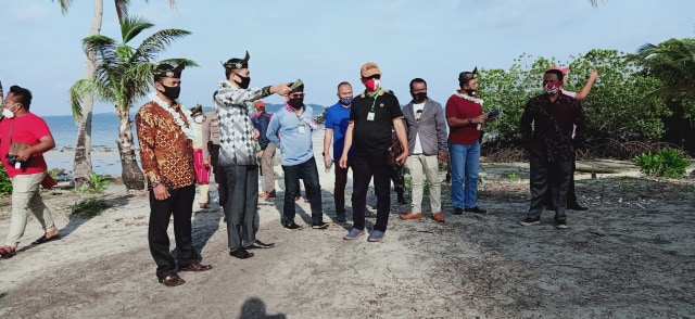 Kepala Staf Kepresidenan (KSP), Jenderal TNI (Purn) Moeldoko melakukan peninjauan lokasi pembangunan infrastruktur pariwisata di Pulau Katang. Foto: Istimewa