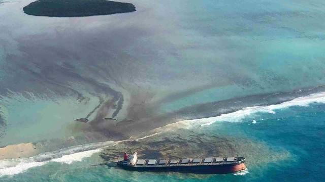 Kapal MV Wakashio yang mencemari pantai setelah kandas di lepas pantai tenggara Mauritius. Foto: Eric Villars via AP