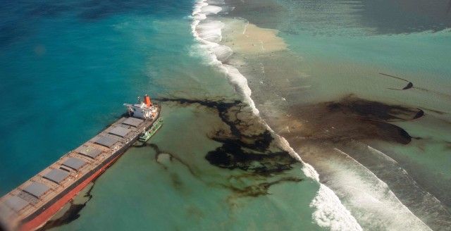 Tumpahan minyak dari MV Wakashio yang kandas di lepas pantai tenggara Mauritius. Foto: Gwendoline Defente/EMAE via AP