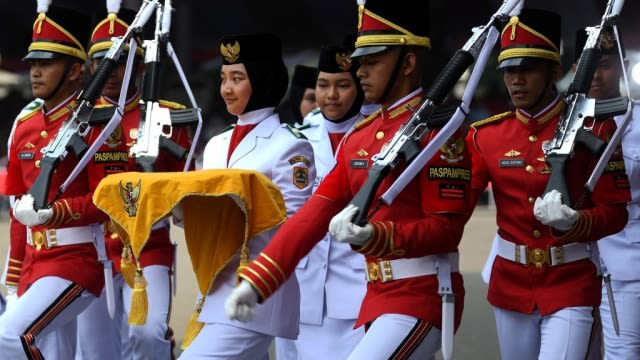 Salma, pembawa baki Bendera Merah Putih dari Pasukan Pengibar Bendera Pusaka (Paskibraka) Upacara Peringatan Detik-detik Proklamasi 17 Agustus di halaman Istana Merdeka, Jakarta. Foto: ANTARA FOTO/Wahyu Putro A